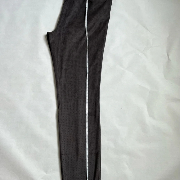 Ya Ya Vegan Faux Suede Leggings Pants Gray Perforated Size US 8/ Med NWT - Picture 3 of 9